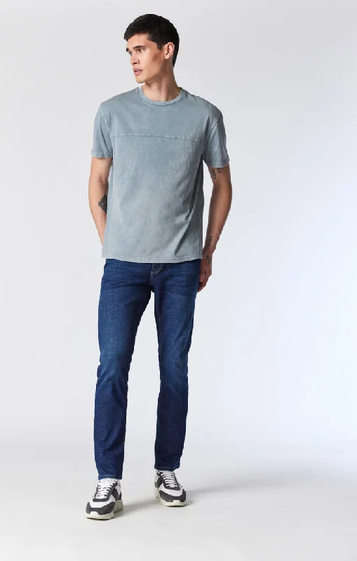 Men's Jeans with a Frayed Hem for a Casual and Effortless StyleJAKE SLIM LEG IN MID ORGANIC MOVE Men's Jeans with a Frayed Hem for a Casual and Effortless StyleJAKE SLIM LEG IN MID ORGANIC MOVE