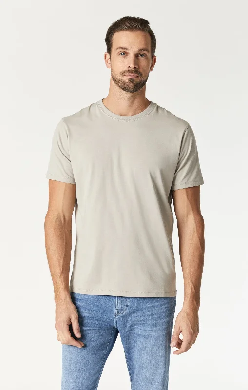 Men's Jeans with a Frayed Hem for a Casual and Effortless StyleT-SHIRT IN SILVER LINING NATURAL DYE Men's Jeans with a Frayed Hem for a Casual and Effortless StyleT-SHIRT IN SILVER LINING NATURAL DYE