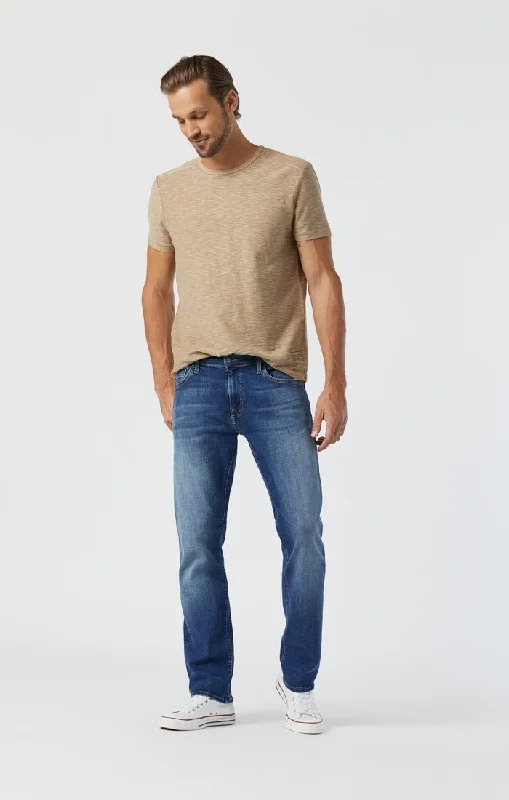 Men's Stretch Jeans with a Moisture - Wicking Lining for Active LifestylesZACH STRAIGHT LEG IN MID BRUSHED ORGANIC MOVE Men's Stretch Jeans with a Moisture - Wicking Lining for Active LifestylesZACH STRAIGHT LEG IN MID BRUSHED ORGANIC MOVE