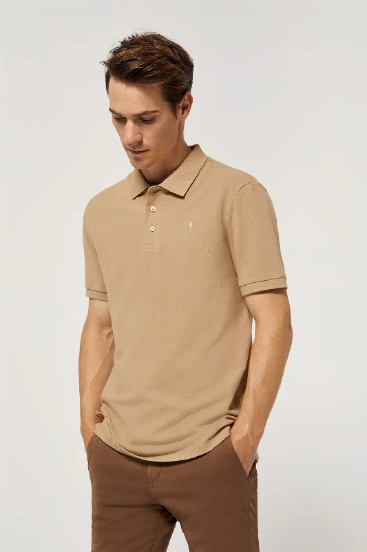 Men's breathable cotton blend polo shirts for summer outingsPolo arena piqué con tapeta de tres botones y logo bordado en contraste Men's breathable cotton blend polo shirts for summer outingsPolo arena piqué con tapeta de tres botones y logo bordado en contraste
