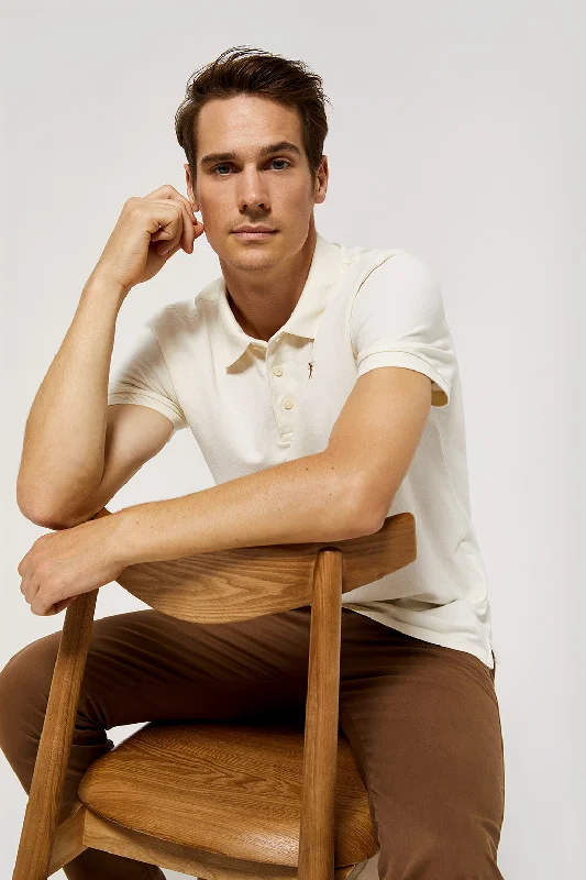 Men's long sleeve classic fit polo shirts with embroidered logosPolo beige piqué con tapeta de tres botones y logo bordado Rigby Go Men's long sleeve classic fit polo shirts with embroidered logosPolo beige piqué con tapeta de tres botones y logo bordado Rigby Go