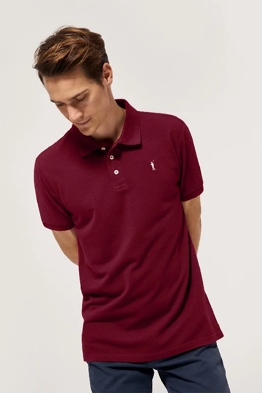 Men's high - collar polo shirts with a modern twistPolo burdeos piqué con tapeta de tres botones y logo bordado Rigby Go Men's high - collar polo shirts with a modern twistPolo burdeos piqué con tapeta de tres botones y logo bordado Rigby Go