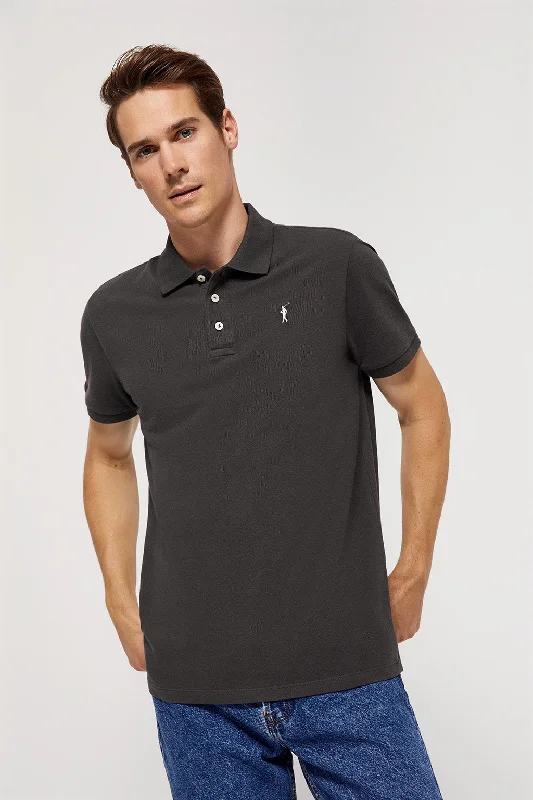 Men's ribbed cuffs and hem polo shirts for a textured lookPolo asfalto piqué con tapeta de tres botones y logo bordado Rigby Go Men's ribbed cuffs and hem polo shirts for a textured lookPolo asfalto piqué con tapeta de tres botones y logo bordado Rigby Go