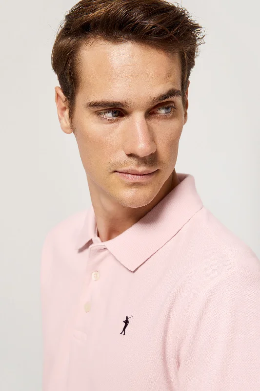 Men's two - tone stripe polo shirts with a preppy stylePolo rosa piqué con tapeta de tres botones y logo bordado Rigby Go Men's two - tone stripe polo shirts with a preppy stylePolo rosa piqué con tapeta de tres botones y logo bordado Rigby Go