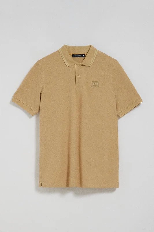 Men's ribbed cuffs and hem polo shirts for a textured lookPolo de dos botones en color camel con logo Polo Club