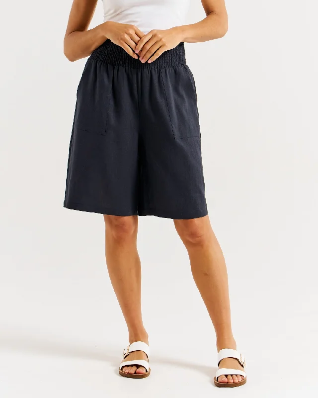 Men's zip - pocket canvas shorts for added functionality during travelBetty Basics Lee Bermuda Short Indi Grey Men's zip - pocket canvas shorts for added functionality during travelBetty Basics Lee Bermuda Short Indi Grey