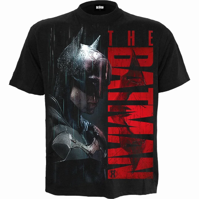 Men's polo t - shirts with a contrast collar for a preppy lookTHE BATMAN - RAINING VENGEANCE - T-Shirt Black Men's polo t - shirts with a contrast collar for a preppy lookTHE BATMAN - RAINING VENGEANCE - T-Shirt Black